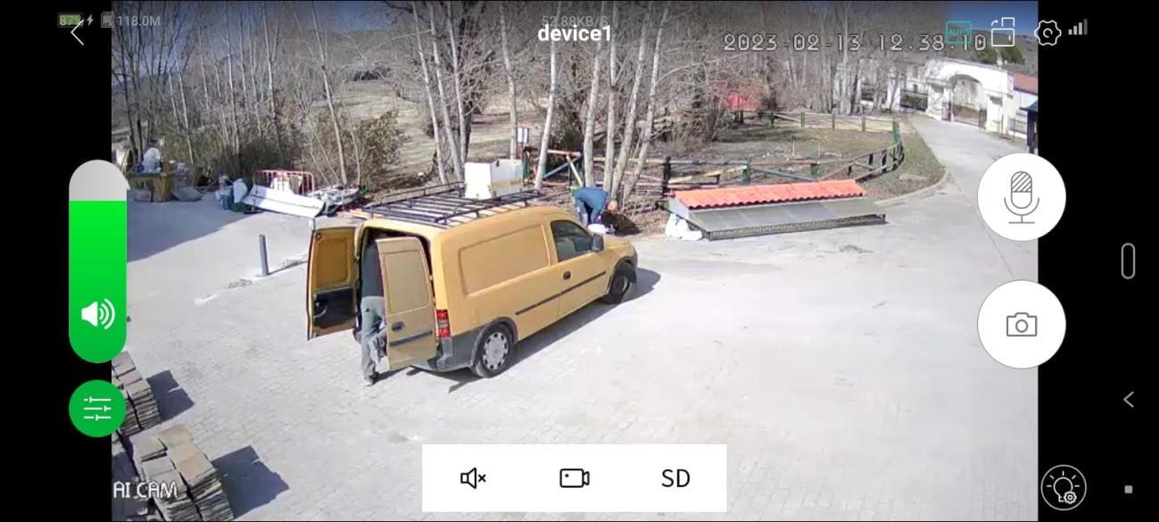 Captura de videovigilancia con una furgoneta y personas junto al acceso de la finca
