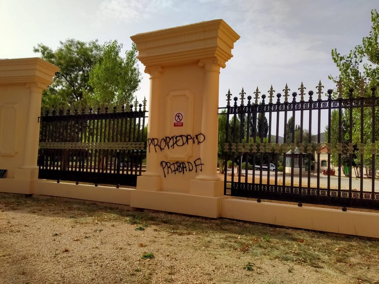 Pintadas negras sobre una columna de la entrada de Agua de Carabaña
